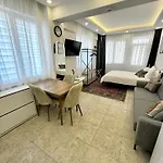Eda Sultan - 5 Min Walk To Goeynuek